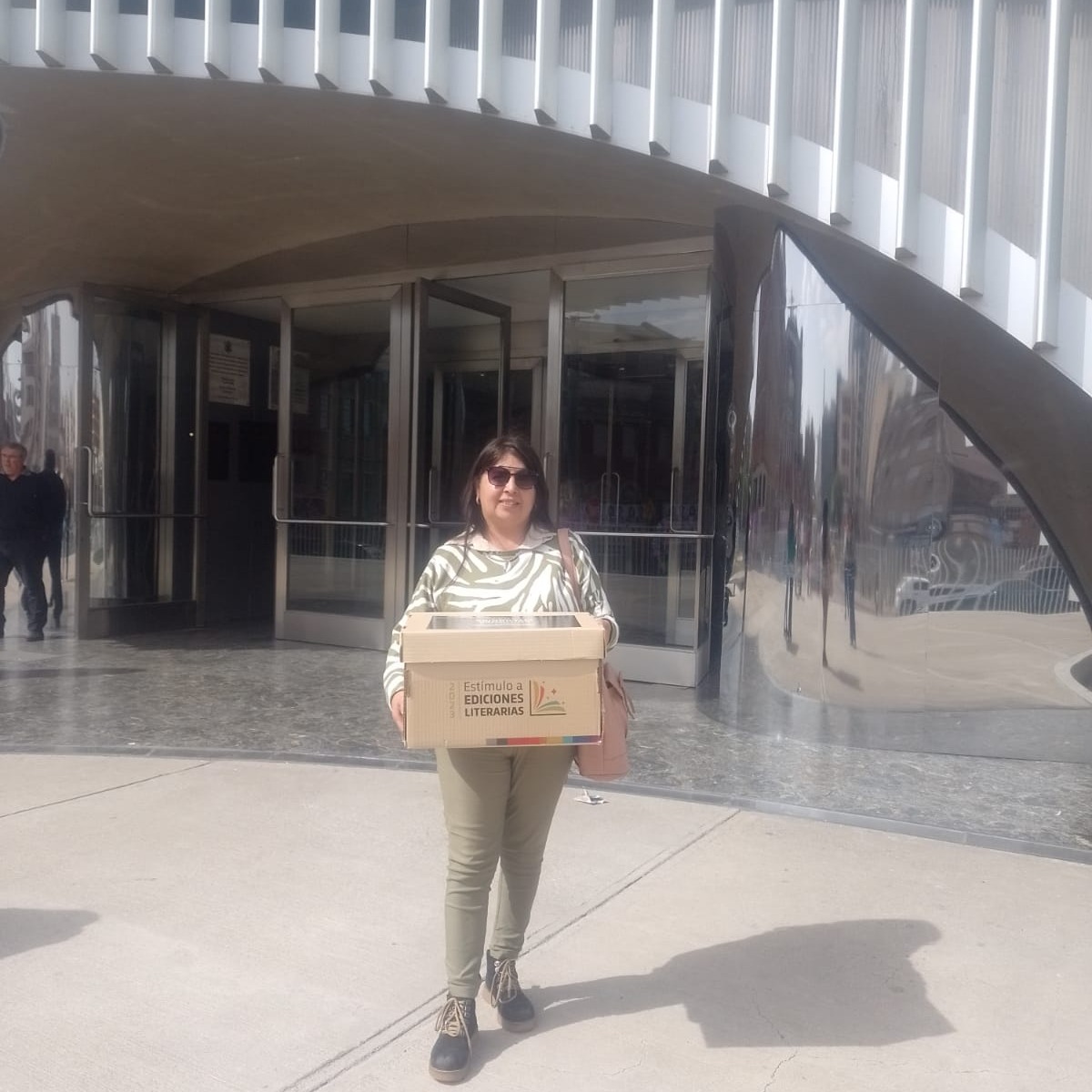 Laura Martinez  de nuestra Biblioteca Pública Municipal Mariano Moreno, participó en la Legislatura de la entrega de libros del Programa de Estímulo Literario.